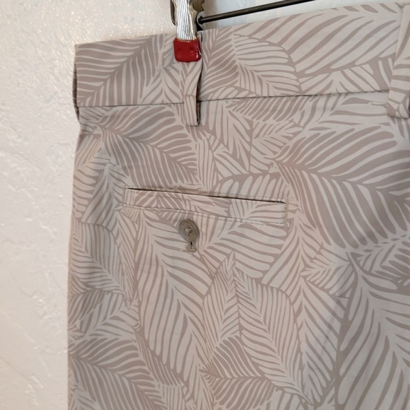 Walter Hagen wrinkle resistant flat front shorts leaves light khaki - Picture 6 of 7